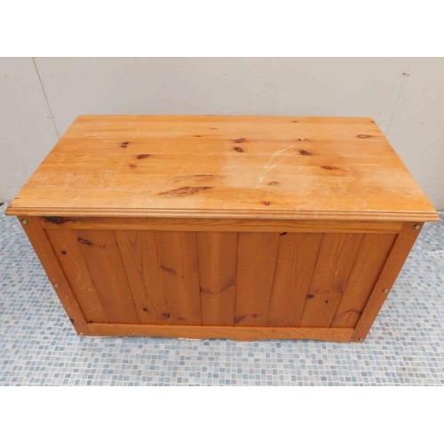 733 - Pine bedding box