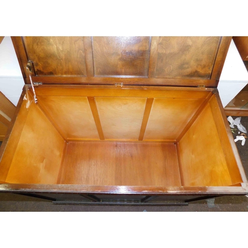 735A - Vintage deep blanket/bedding box on castors