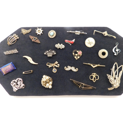 262 - Twenty five - vintage brooches...