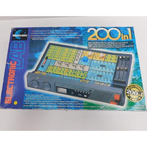 54 - Vintage - Maxitronics 200 in 1 - Electronic Lab