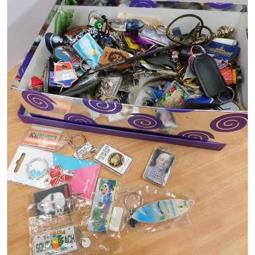 565 - Box of keyrings etc.