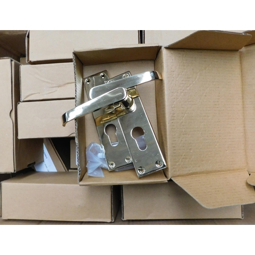 576 - Box of 30 pairs of brass door handles