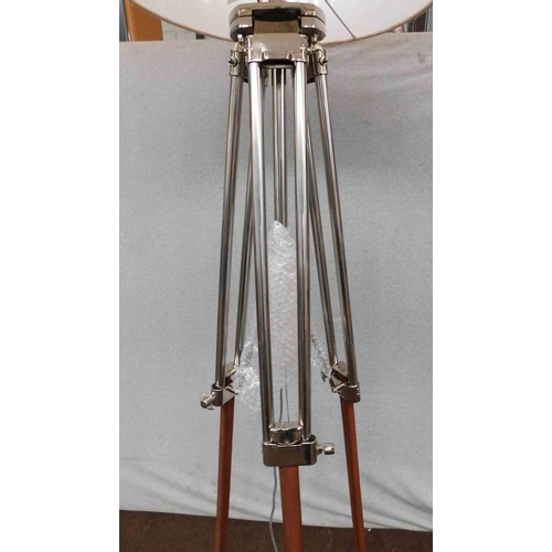 640 - Tripod adjustable legs standard lamp