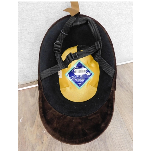 647 - Hooves equestrian riding hat & riding crop