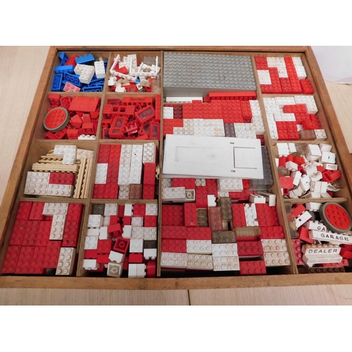 653 - Vintage collection of Lego bricks with box/tray