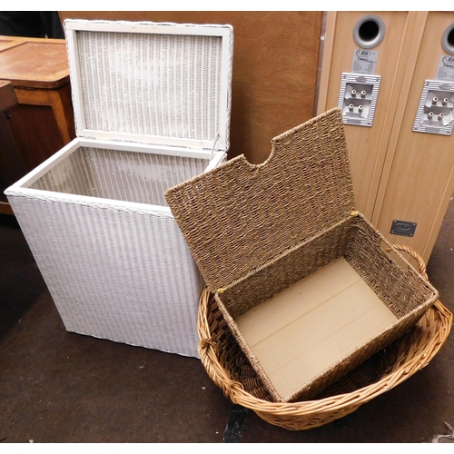 754 - Selection of wicker baskets etc inc Lloyd Loom laundry basket