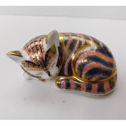 158 - Royal Crown Derby - sleeping kitten with gold stopper - no damage/no box