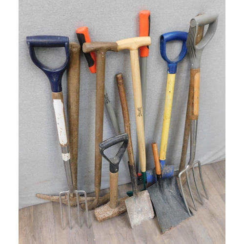 529 - Selection of garden tools