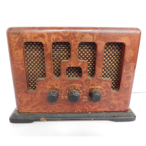 15 - 1930s Art Deco style - Bakelite cased radio - approx. 8