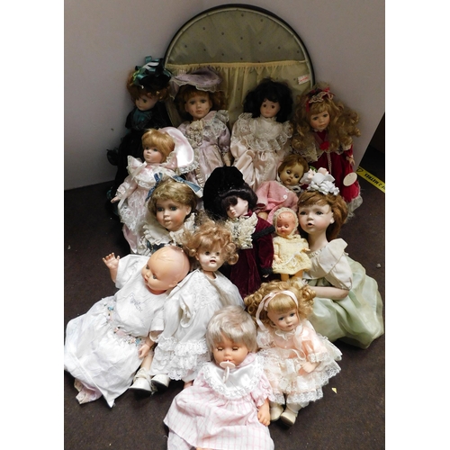 33 - Antique & vintage style - dolls & case