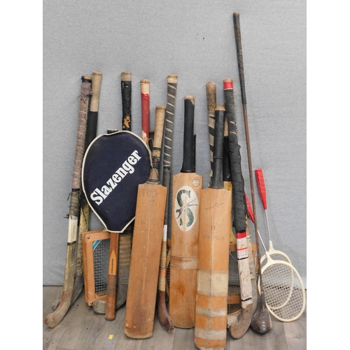 622 - Selection of vintage sporting items