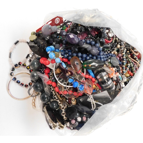 31 - Approximately/10kg of costume jewellery