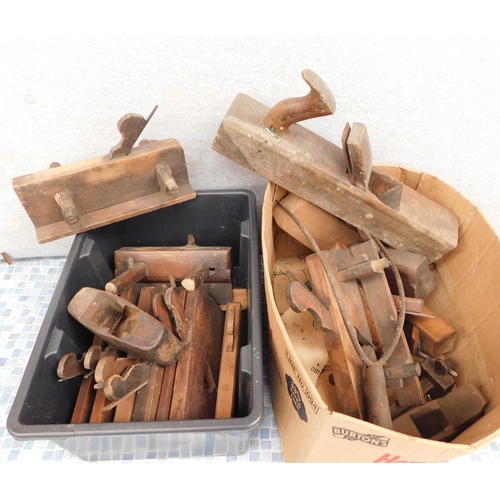 507 - Collection of vintage carpenters tools, mainly planes