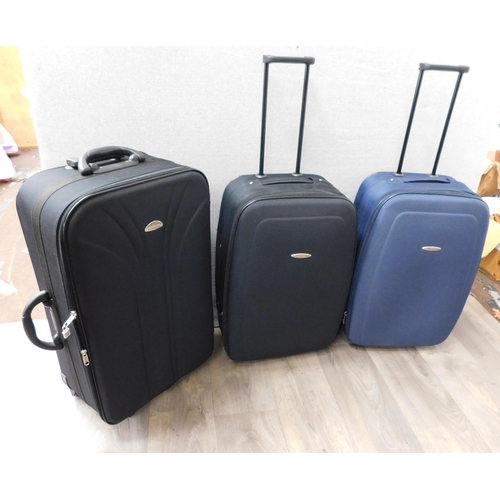 614 - 3x Lightweight suitcases on wheels/ pull along