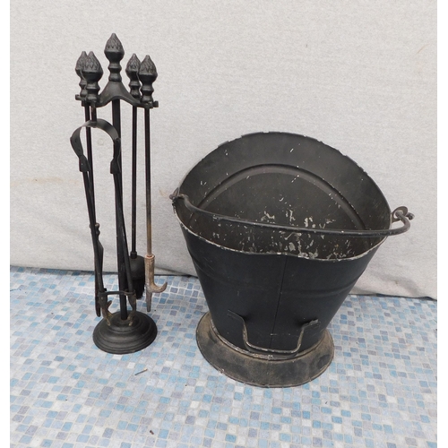 623A - Coal scuttle and fire companion set