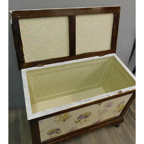 654 - Vintage bedding box