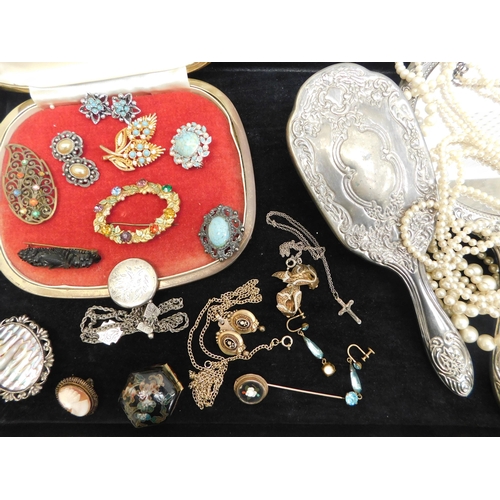 228 - Mixed items & jewellery including - brooches/pearls/MOP/silver & gold