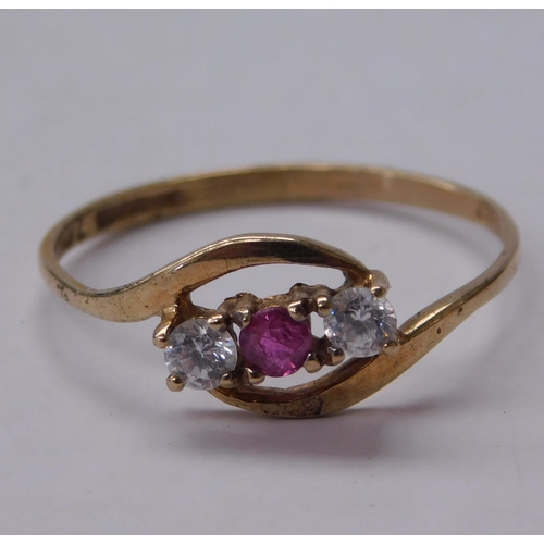 230 - 9ct Gold - CZ & ruby set ring/size P 1.0g