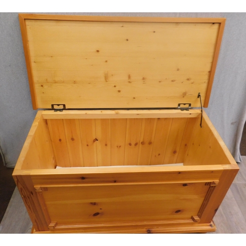 664 - Pine bedding box