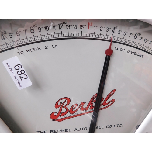 682 - Set of Berkel scales 0-2lb inc 1/4oz divisions