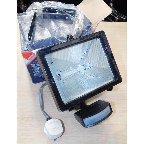 711 - Boxed security light w/o