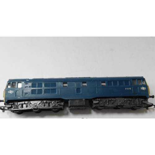 221 - Tri-ang OO gauge R357 blue diesel Loco D5572