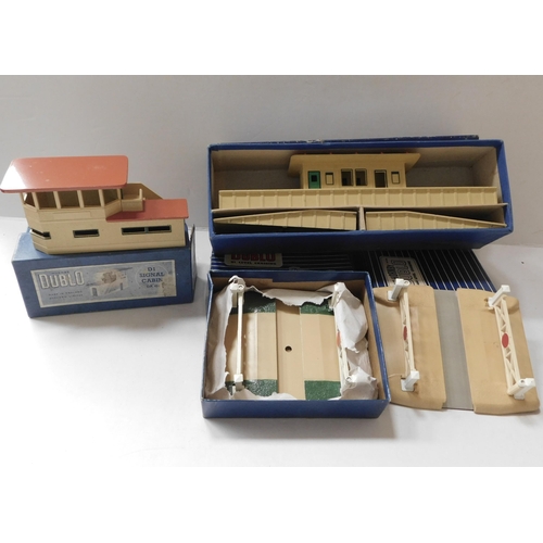 222 - Hornby OO gauge D1 Island Platform (boxed) D2 Signal Cabin, D1 Level Crossing & 3460 Level Crossing