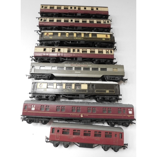 223 - 8 Tri-ang OO gauge passenger carriages