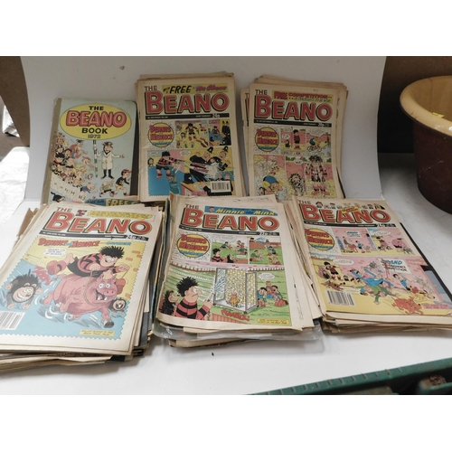 Box of vintage Beano magazines & vintage annuals + books