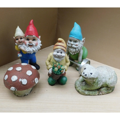 95 - 5x Garden ornaments-3x Gnomes, pig & mushroom