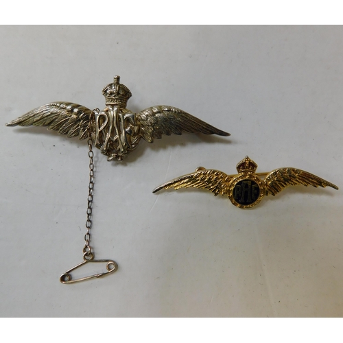 118 - Sterling silver - RAF cap badge & gilt RAF pin badge