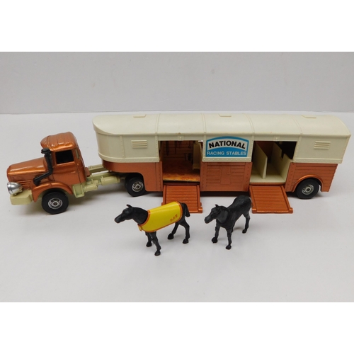 144 - Vintage - Corgi Major toys - articulated horse box with horses - original paint & tyres