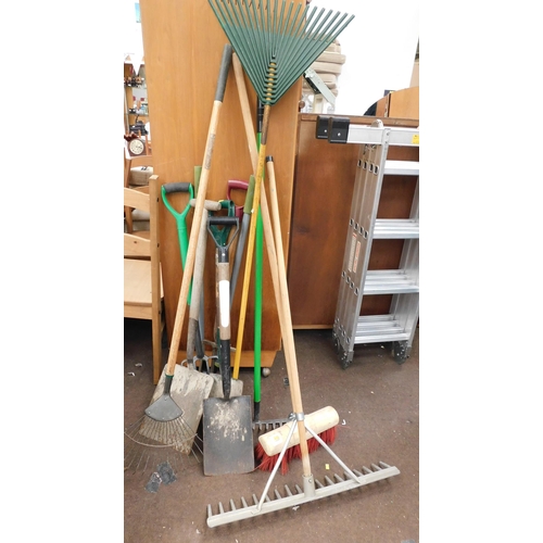 503 - Selection of garden tools incl. rakes, shovels etc.