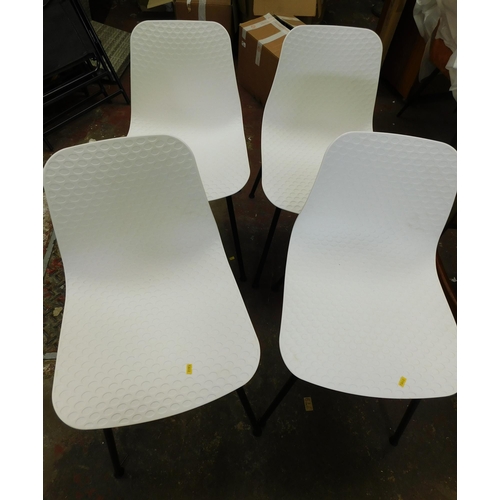 557 - 4x Plastic/metal dining chairs