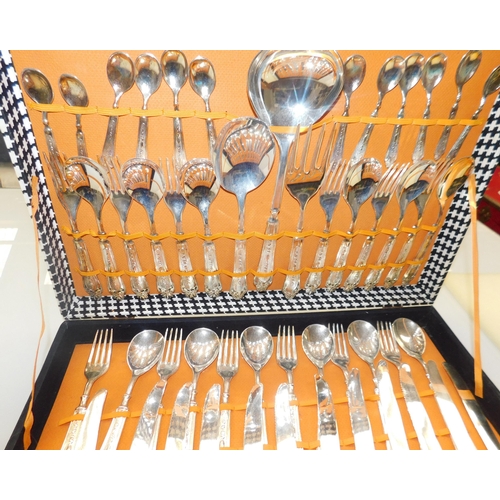 672 - 6 Serving canteen of cutlery
