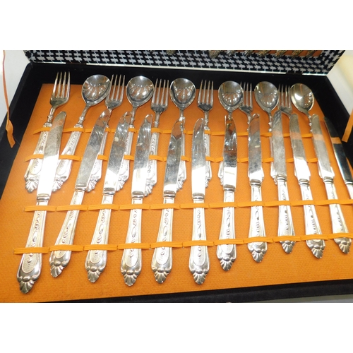 672 - 6 Serving canteen of cutlery