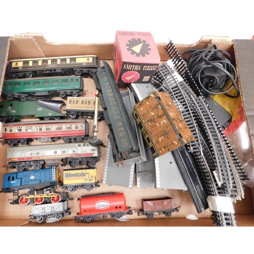 86A - Mixed - model train track/platform/carriages & accessories