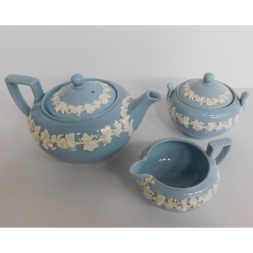 111 - Vintage Wedgwood - Teapot/milk jug & lidded sugar bowl set