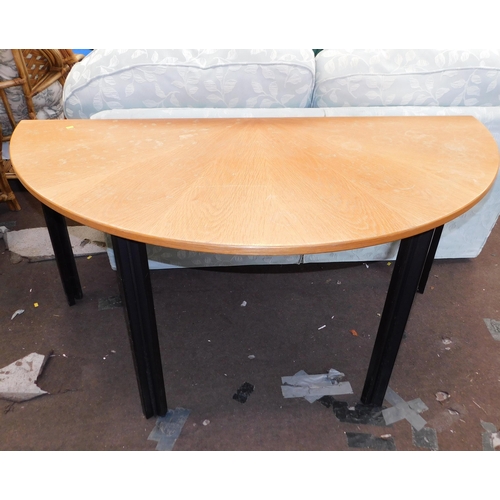 536 - Collapsible half moon office table