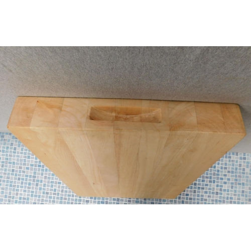 569 - Large solid chopping block