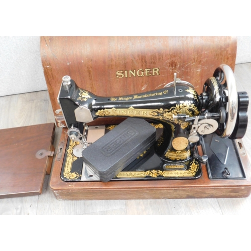 625 - Hand wound Singer sewing machine in case, 2 keys