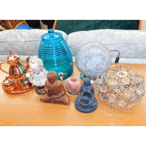 677 - Selection of household decorations incl. figurines, lamps etc.