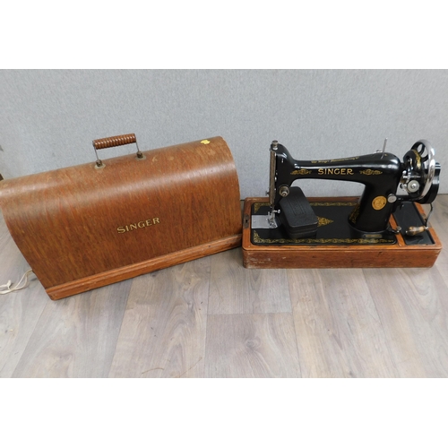 726 - Hand wound Singer sewing machine in case-1 key