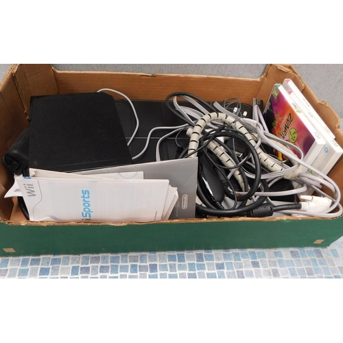 819 - Box of Nintendo Wii items, accessories Wii in W/O incl. games