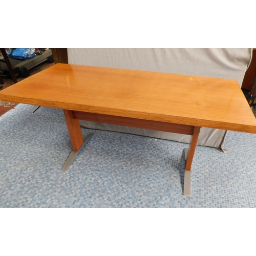 556 - Modern coffee table, approx. 51