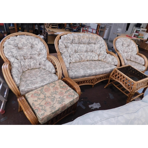 558 - Bamboo conservatory suite inc 2 seater, 2x armchairs, stool & table