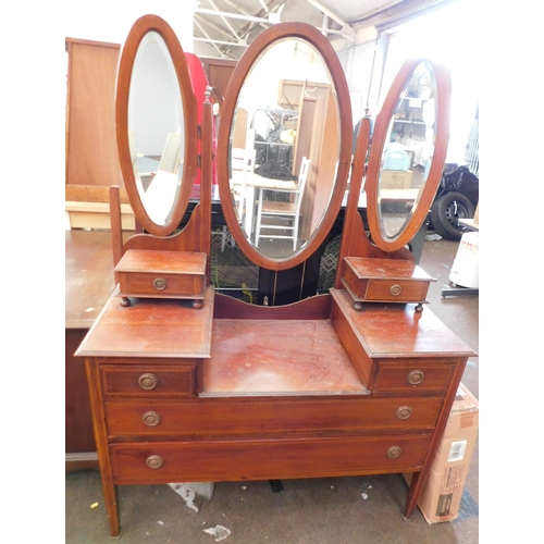 567 - Vintage dressing table with mirrors