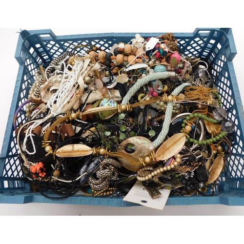 620 - Tray of costume jewellery