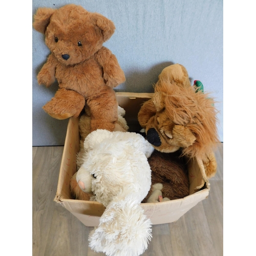 624 - Large box of clean assorted soft toys