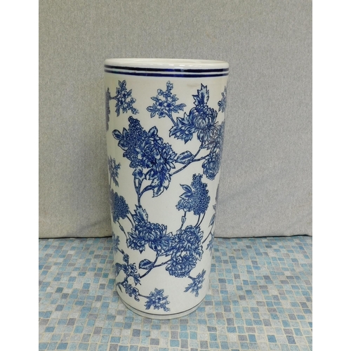 625 - Blue & white stick/umbrella stand approx 17